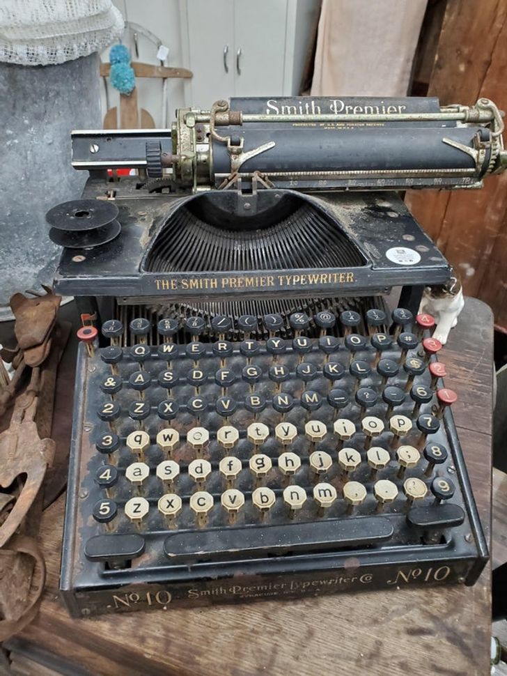 odd and interesting pics - typewriter upper and lowercase - & 2 3 4 ZX The Smith Premier Typewriter. q W 5 Z a S d V C X Smith Premier Kanga Movie B Hj h b n M No To Smith Premier lypewriter @ N 10