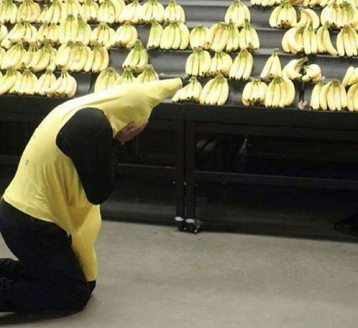 pics that prove people are weird - man praying to bananas