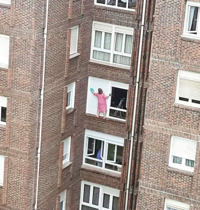 pics that prove people are weird - cleaning apartment windows - Eiko Te Homent Matewart