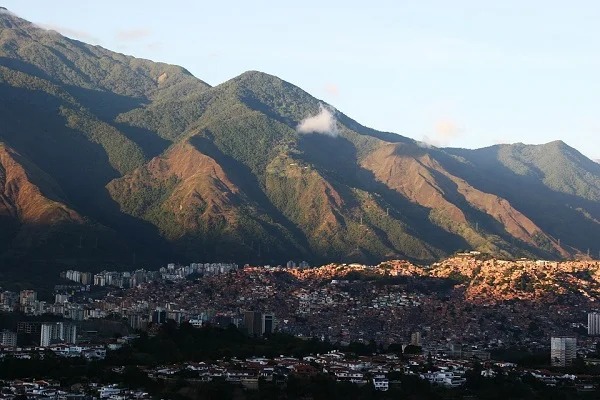 Since 2007, an unfinished skyscraper in Caracas, Venezuela, has been re-appropriated by squatters into a vast ‘vertical slum’ which now includes grocery stores, hairdressers, and an unlicensed dentist.