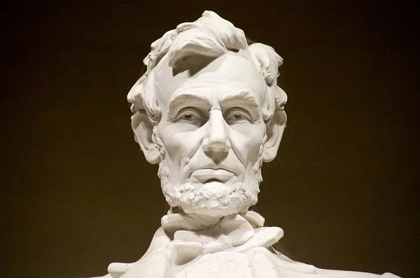 There are no living descendants of Abraham Lincoln. His Great-Grandson having died in 1985 with no children.