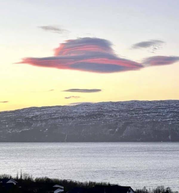 This cloud that looks like a hat: