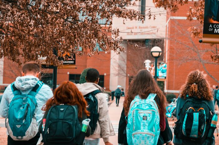 college students with backpacks - Ciarding fal 1014 A Co Of M