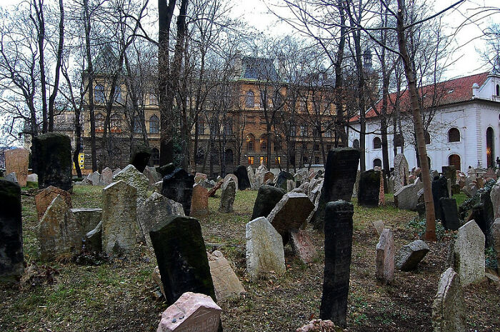 32 Bizarre Historical Facts.