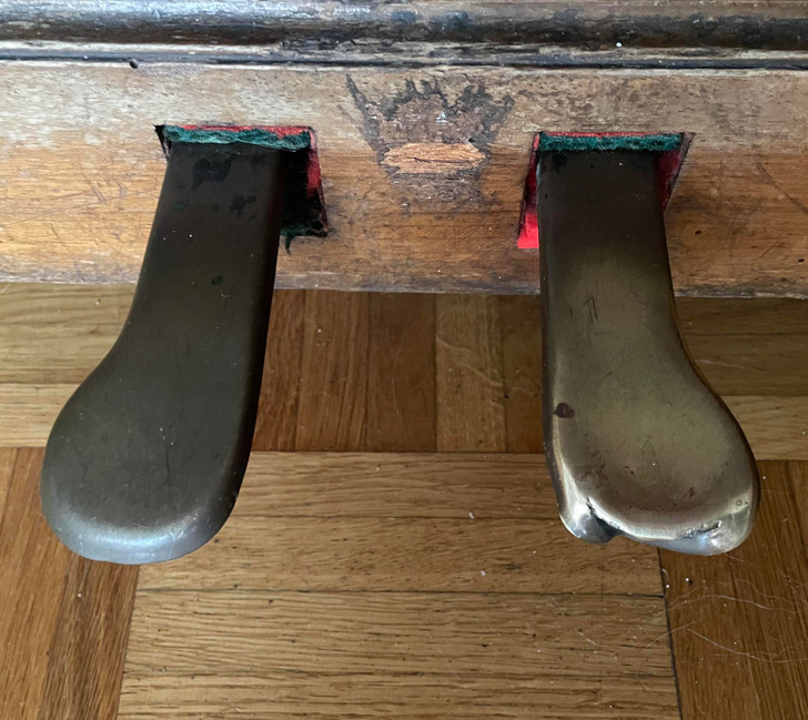 “Left vs. right pedal on this piano from 1902”