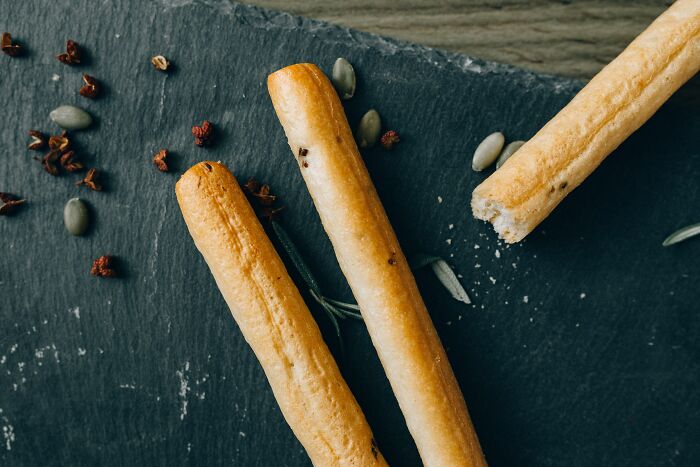 Olive Garden breadsticks are just Franz brand breadsticks, garlic salt, and butter.

ETA: It's margarine, not butter. I forgot there is a difference :p