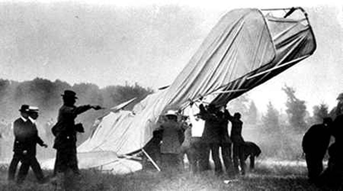This photograph from 1908 shows the sad demise of aviator Thomas Selfridge. Orville Wright was on the plane too, but he survived the crash. The aircraft was a new prototype by the Aerial Experiment Association, part of the U.S. Army.