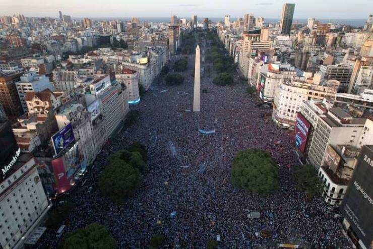 "This is what Buenos Aires looked like after Argentina won the 2022 World Cup:"