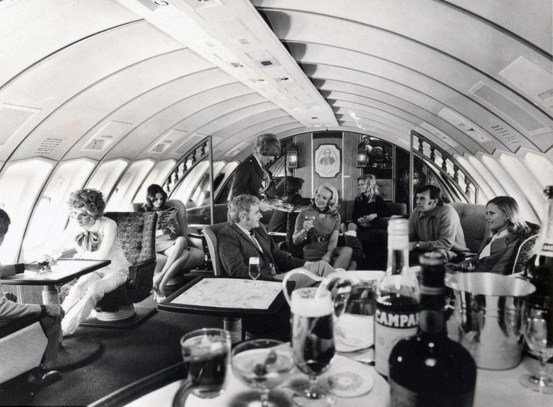 fascinating historical photos -  747 upper deck lounge