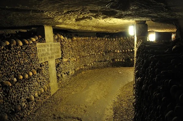 In 2004, police discovered a secret underground cinema with professionally installed electricity, phone lines, full bar, classic movies and recent thrillers, and more in the catacombs under Paris. Upon returning three days later, a note was found that read “Do not try to find us.”