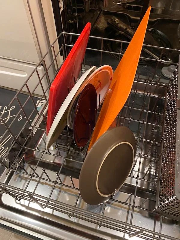 How my girlfriend loads the dishwasher