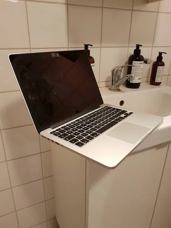 The way my girlfriend places her laptop