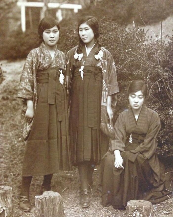 Female Japanese School Students, They Were Wearing Edo Period Uniforms Consisting Of A 'Hakama' (Skirts Worn Over A Short-Sleeved 'Furisode Kimono', In The Tokyo Prefecture, Meiji Era, Imperial Japan, C. Early 1910s