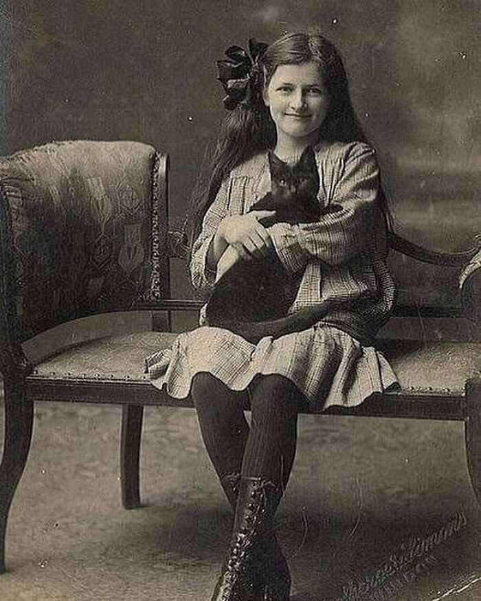 Young English Victorian Lady Posing With Her Pet Cat C1890s