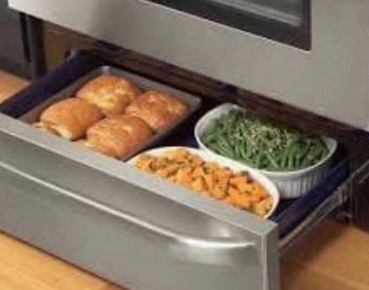 The bottom drawer in most ovens wasn’t designed to store those pans we use for baking. The real function of this space is to keep the food warm if we are not going to serve it right after preparing it.