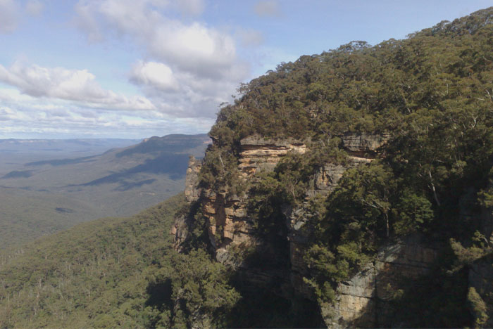 Australia's diameter is 600 km (372.82 mi) wider than the Moon's. While Australia's length from east to west is over 4000 km (2485.485 mi), the Moon's diameter is only 3400 km (2112.662 mi). Even though the Moon has a larger surface area than a spherical one, it is still rather beautiful.