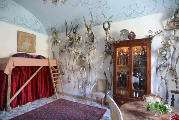 “Looking For Somewhere To Stay On Airbnb. Found The House Of Nope”