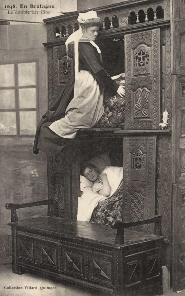 The closed bed, or box bed, was a traditional piece of furniture. In houses with only one room, the box bed allowed a certain intimacy and helped to keep warm during the winter. Due to fashion and the cost of their manufacture, box beds were gradually abandoned in the 19th and 20th centuries