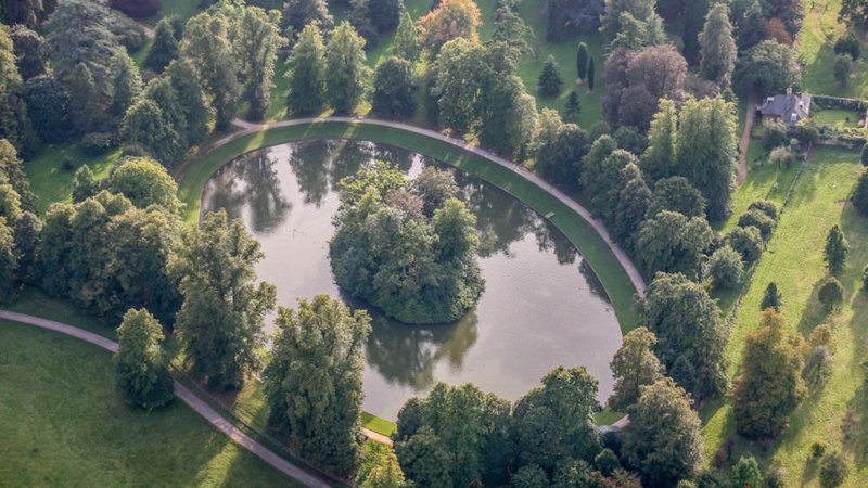 Princess Diana’s Grave is isolated on the island in the middle of an ornamental lake, and not open to the public.