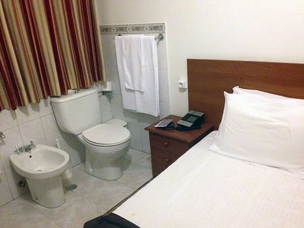 “I Booked A Cheap Hotel In Lisbon With A Friend. The Pictures On The Booking Website Never Showed The Toilet And The Bed In The Same Picture”