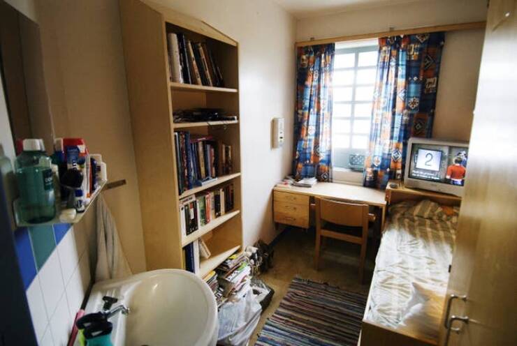 "This is what a cell in Sweden's biggest prison looks like:"
