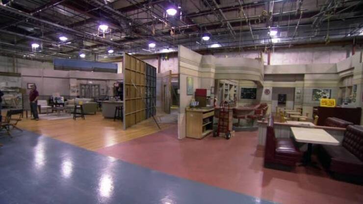 This is what the set of Seinfeld looked like:

Specifically, this is what it looked like during the filming of the Seinfeld reunion episode during Season 7 of Curb Your Enthusiasm.
