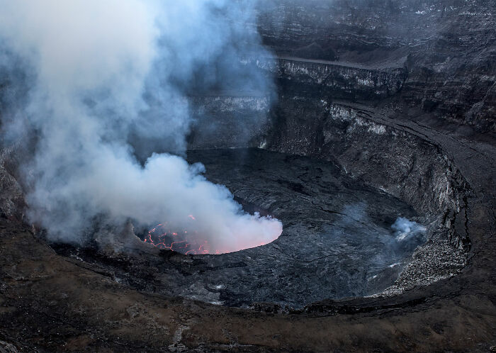 The supervulcano under yellow stone is still active and can errupt. The chances are very low but If it does, It can cause devistation in whole USA. Spreading ashes over the whole Country and parts of Canada.