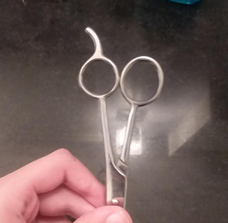 The curved part on the top of a pair of scissors serves as an extended handle for the second finger. Thanks to this part, you can direct the scissors more precisely, using your middle finger to push or pull and adjust the angle as needed. Since the first and middle digits are both sensitive and strong, having them both involved in the cutting process can be beneficial.