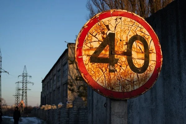 Yellow speed limit signs in the U.S. are recommended speeds, but are not enforced.