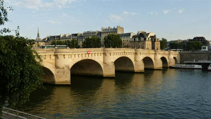 This beautiful bridge, known as ‘Pont Neuf’ or ‘New Bridge,’ is actually the oldest bridge in the city.