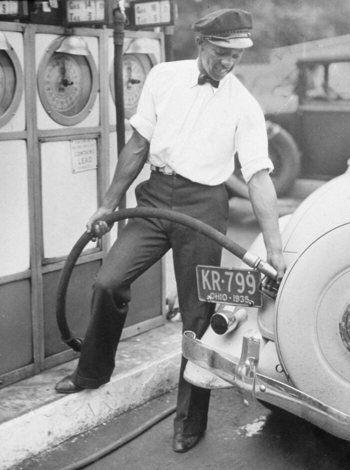 fascinating historical photos - jesse owens gas station attendant - Gas 141 Tax 5 Kr799 Ohio1935