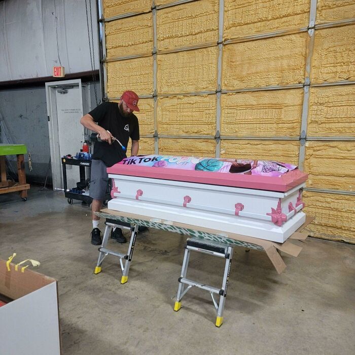 This Man Spoke With Every Parent In Uvalde, Texas To Build Personalized Caskets For All 19 Children Who Were Killed. His Name Is Trey Ganem