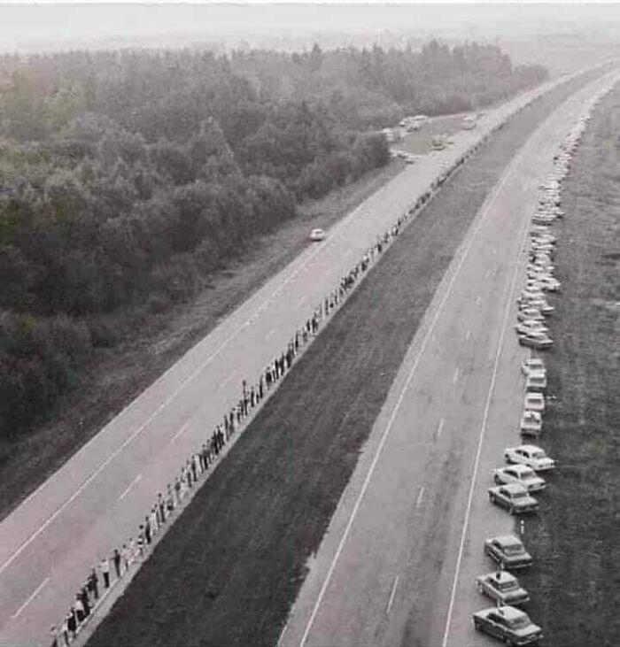 cool and fascinating photos  - august 23 1989 human chain - b 0004