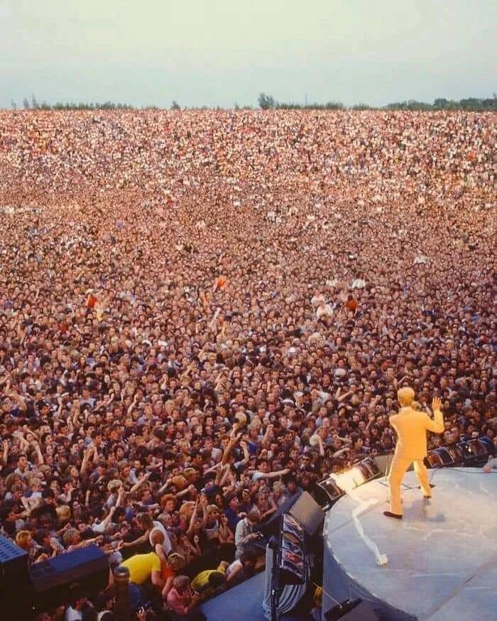 cool and fascinating photos  - david bowie 1983 crowd