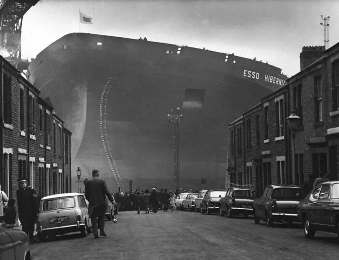 cool and fascinating photos  - esso hibernia tanker under construction wallsend uk 1970