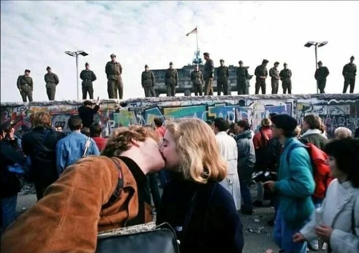 cool and fascinating photos  - berlin wall kiss - Low