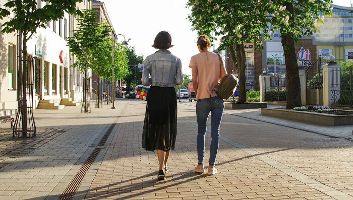 street smarts tips - walking on the street - Ica Ma ne