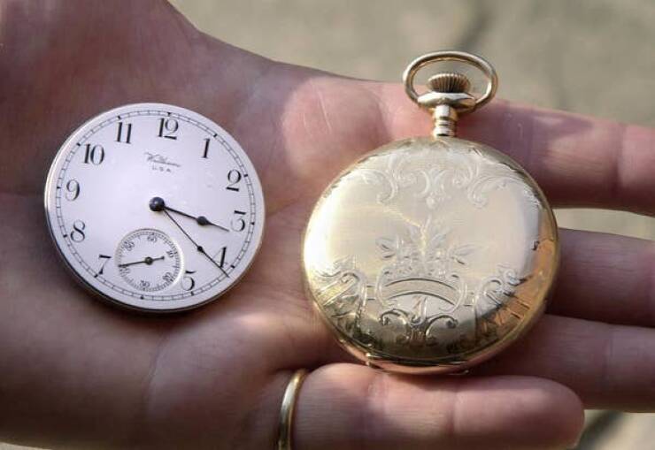 This is a gold watch that belonged to a passenger on the Titanic. It stopped as the ship sank: