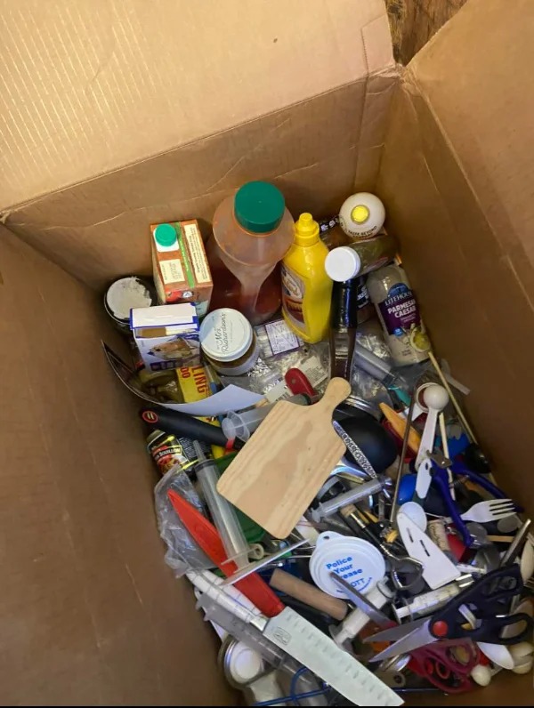 “How my boyfriend packed up a moving box with kitchen stuff while I was at work “