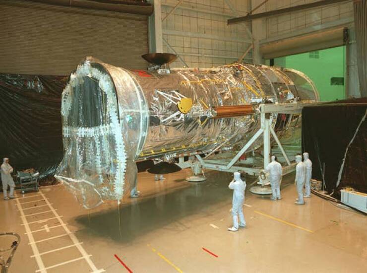 fascinating photos - hubble telescope being built