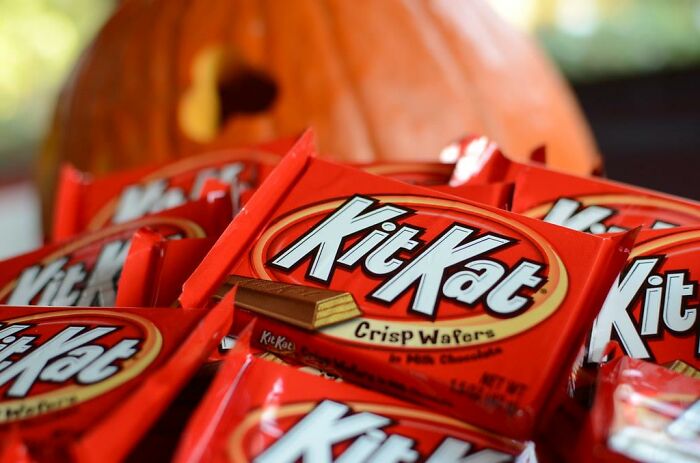 that Kit Kat Bars come in over 200 flavors. Soy Sauce, Matcha, Orange, Blueberry, Lemon Vinegar, Yuzu, Blood Orange, Salt, Banana, Fruit Parfait, Melon, Muscat, Maple Syrup, Red Bean Soup, Cherry Blossom... just to name a few.