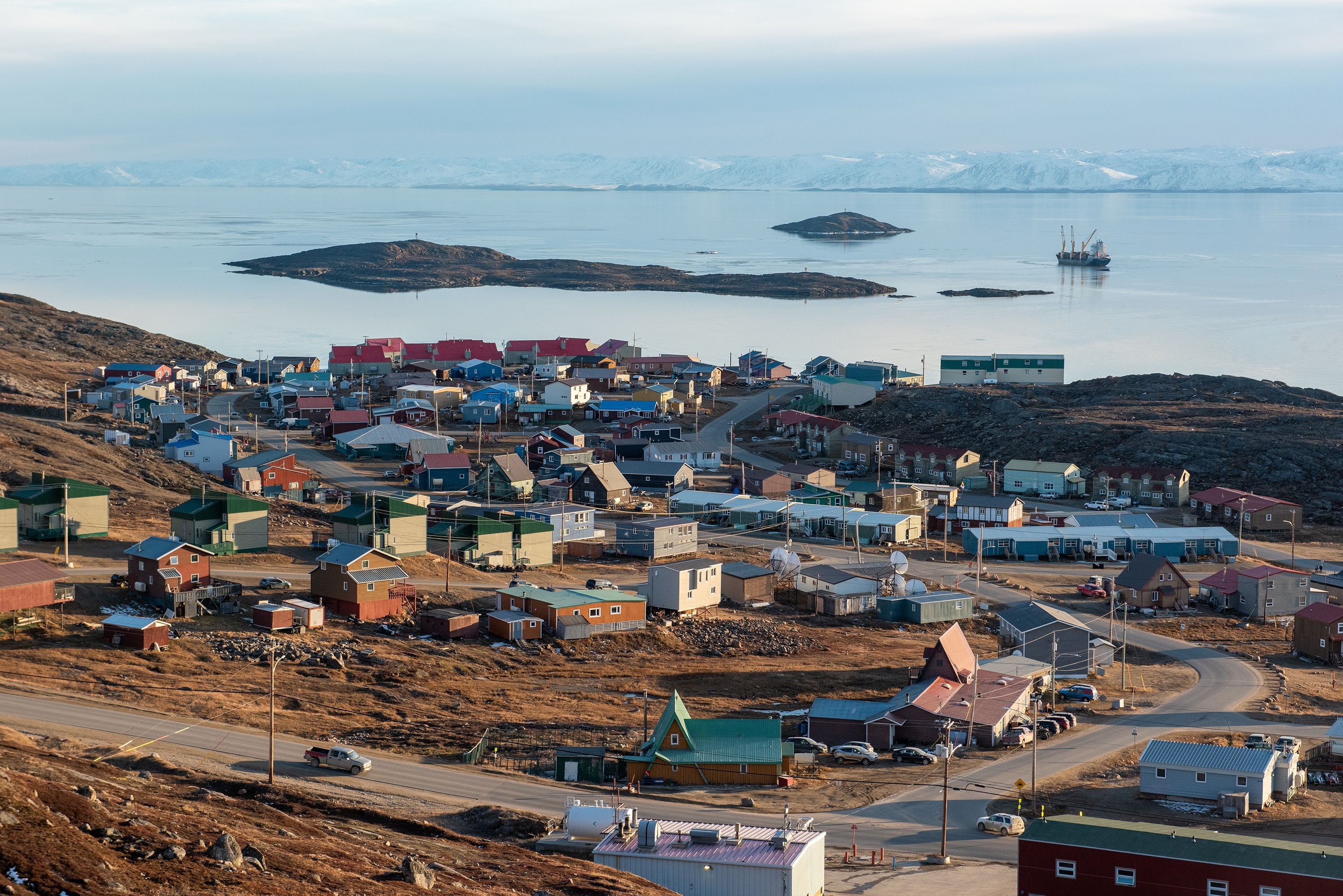 that in Iqaluit, the capital of Nunavut, instead of a rush hour, they have what locals call a "rush minute", owing to the fact that the city is not connected to the rest of Canada by road and has a population of roughly 7,000 people who mostly work for the government with similar schedules.