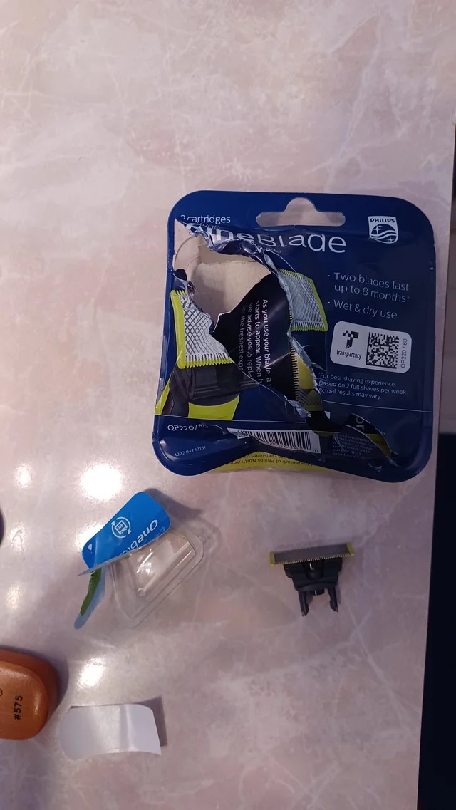 people having a bad day - plastic - Onebe cartridges QP2208 4222 047 1918 DSBlade starts to appear. When h As you use your blade pand tox Philips . Two blades last up to 8 months" Wet & dry use transparency For best shaving experience Based on 2 full shav