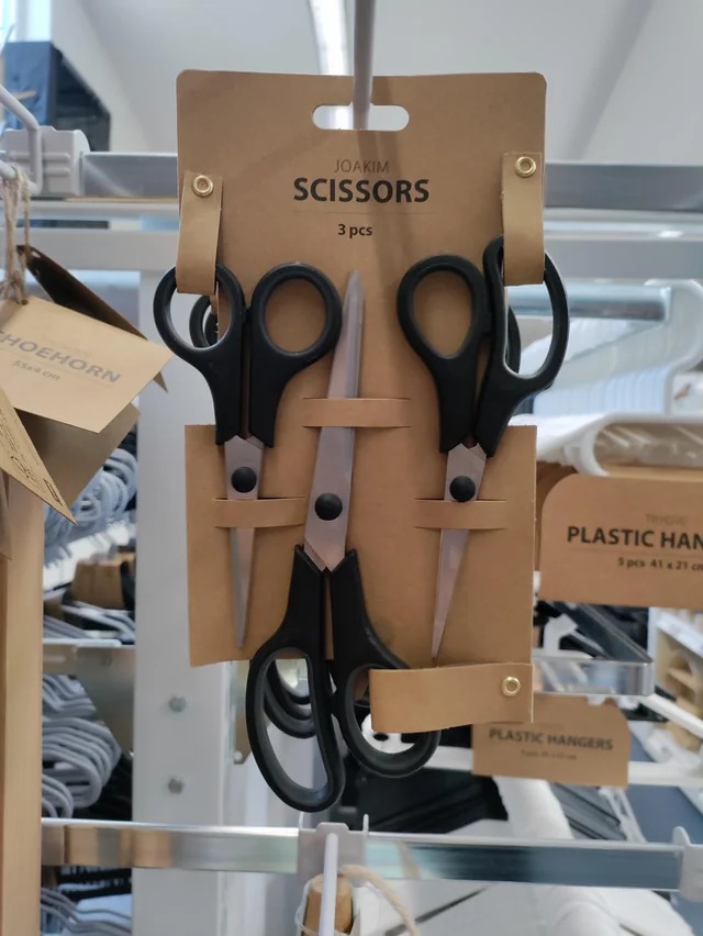 This pack of scissors, you don't need scissors to open.