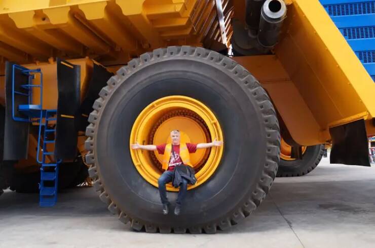 And this is what a person looks like compared to the wheel of the BelAZ dump truck: