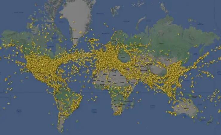 Last month shattered the record for simultaneous flights in the sky, with an astonishing 22,000 planes and five million passengers taking to the air. Here's what that looked like: