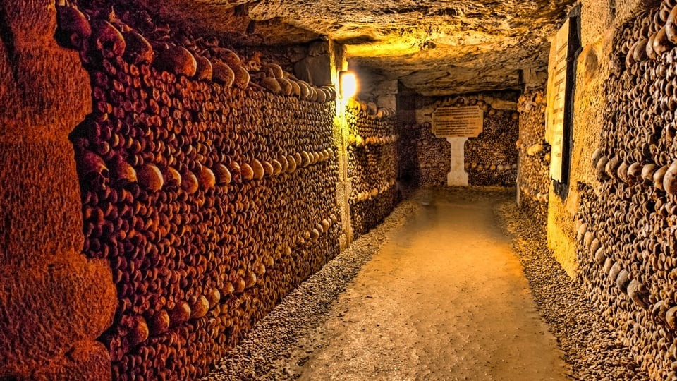 The total length of the Paris catacombs reaches 300 km?