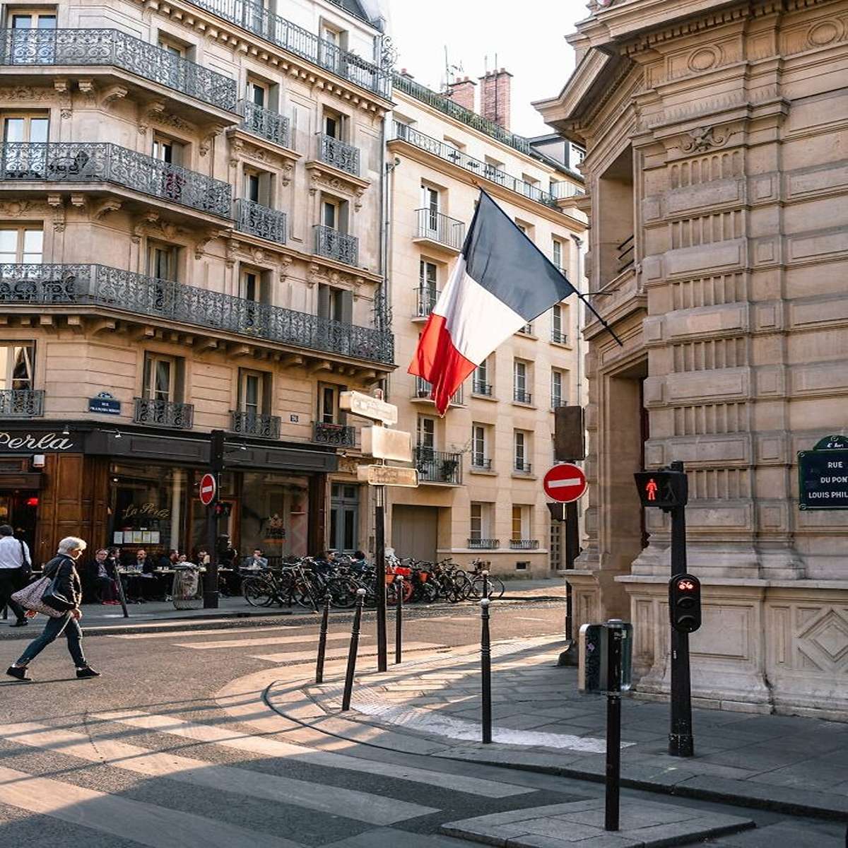 France borders Brazil.