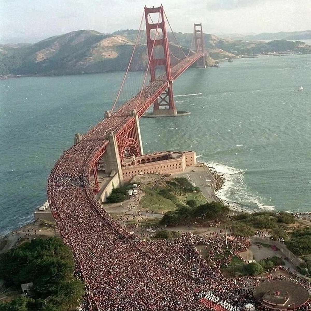 (1987) An Estimated 800,000 People Flocked To The Golden Gate Bridge In San Francisco, California For Its 50th Anniversary. The Weight Of The Large Crowd Caused The Bridge To Sag 7 Feet, Flattening Its Usual Convex Shape