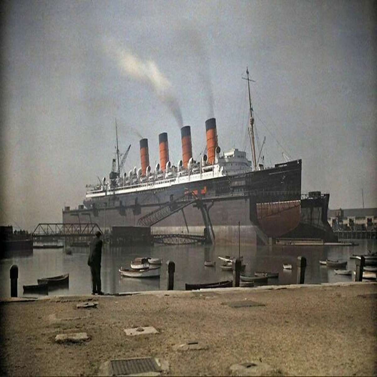 Rms Mauretania, The Largest Ship In The World From 1906 Until The Launch Of Rms Olympic In 1910. Photo By Clifton R. Adams For The National Geographic In Southampton, 1928. The Photo Was Colorised Using The Autochrome Process